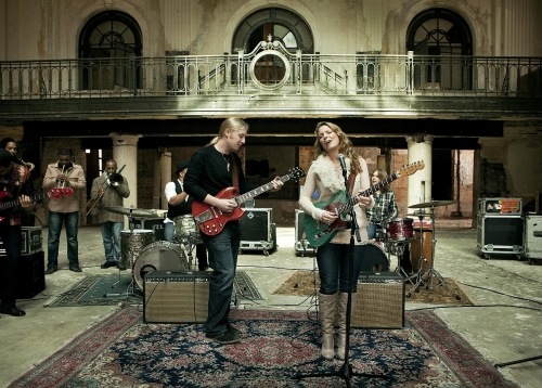 TEDESCHI TRUCKS BAND <テデスキ・トラックス・バンド> featuring